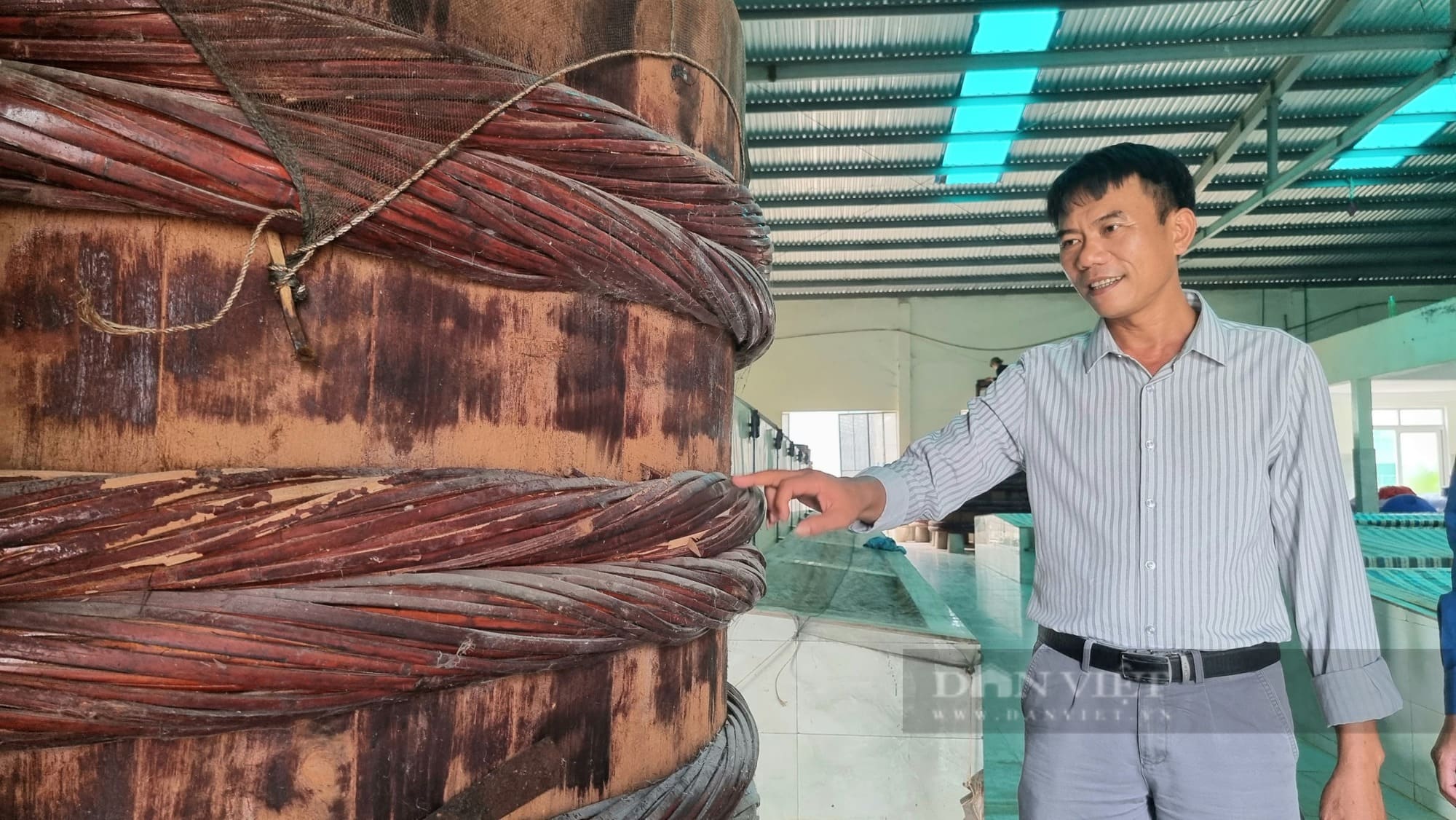 Anh Nguyễn Văn Tuyến đã áp dụng nhiều kỹ thuật và phương pháp hiện đại vào khâu chế biến nước mắm. 