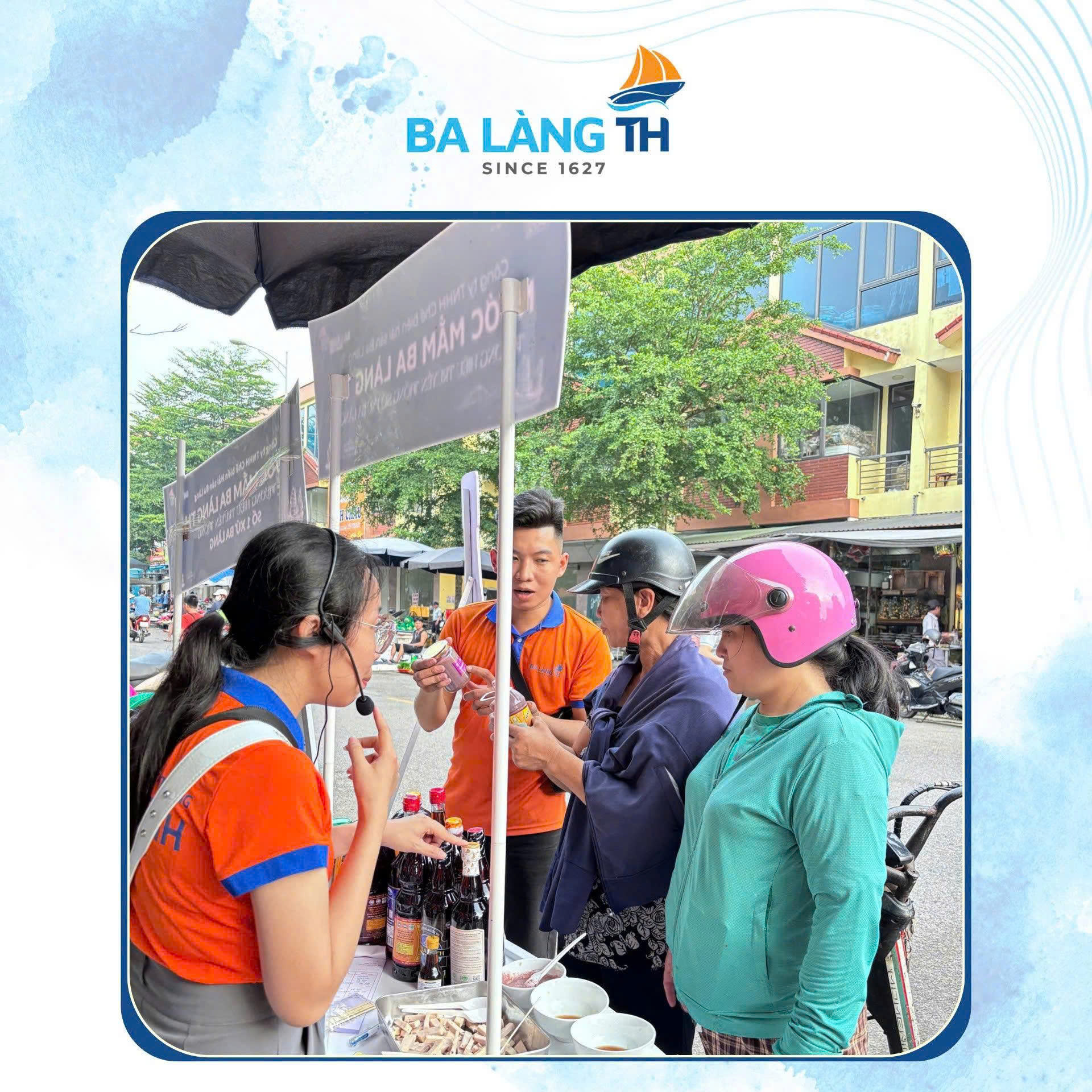 Rất nhiều khách hàng đã ghé gian hàng, nếm thử