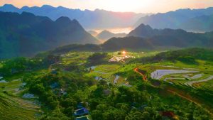 Vùng đất xứ Thanh không chỉ níu chân du khách bởi những bãi tắm đẹp mê hồn mà còn bởi các khu bảo tồn thiên nhiên hoang sơ và các công trình kiến trúc cổ kính. Bài viết dưới đây sẽ tổng hợp chi tiết Top 10 địa điểm du lịch Thanh Hoá đẹp & nổi tiếng nhất 2026, giúp bạn dễ dàng lên kế hoạch cho chuyến đi sắp tới của mình.