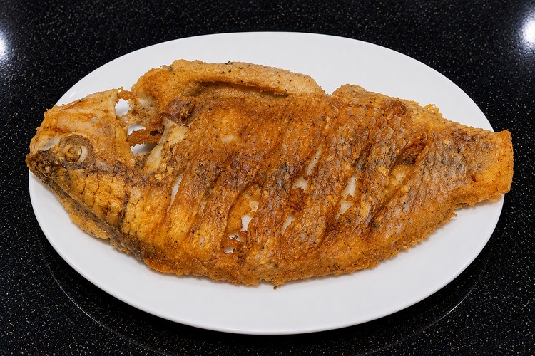 Bước 3: Chiên Cá Vàng Giòn