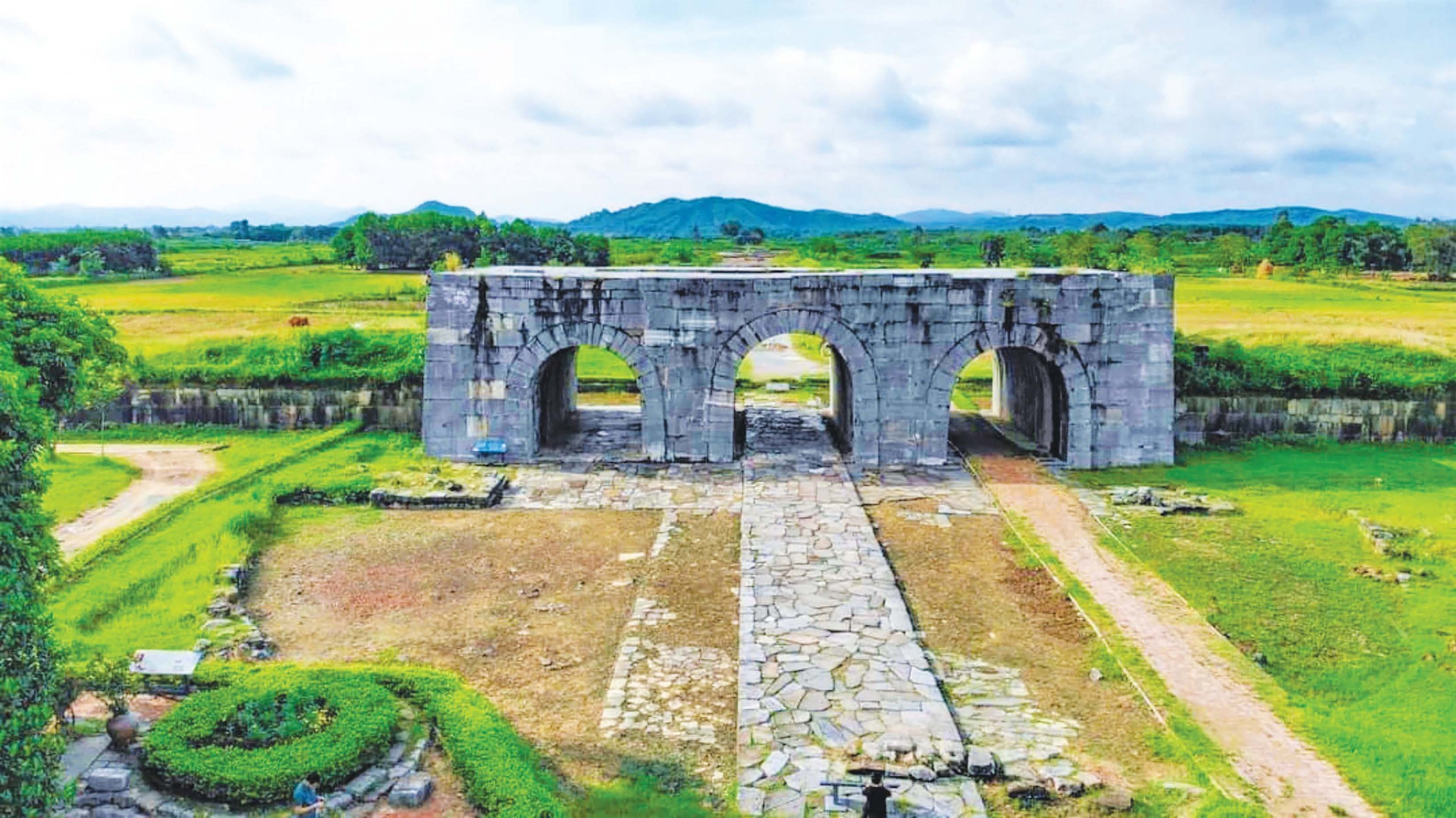 Toàn Cảnh Thành Nhà Hồ