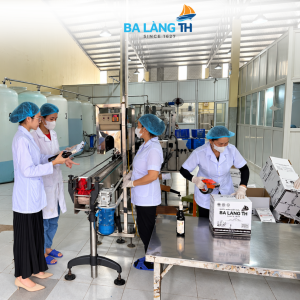 Đoàn ghi hình công đoạn đóng chai, hoàn hiện sản phẩm tại Ba Làng TH